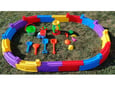 BEACH TOYS bio peskovnik Grad z dodatki – 18-delni otroški set za igro
